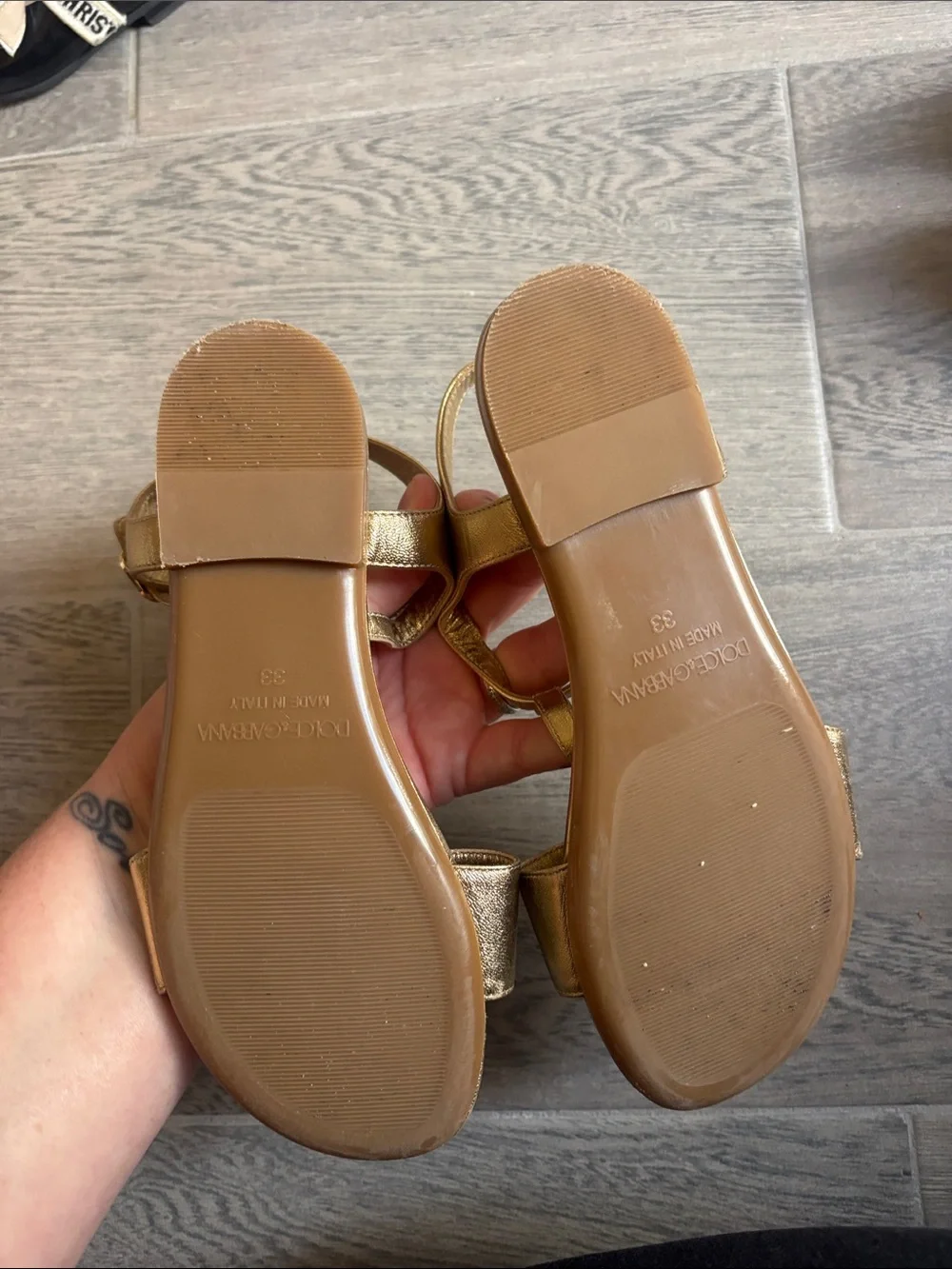 Dolce & Gabbana kids Metallic Gold Leather T-Strap Sandals size 1.5 (33)